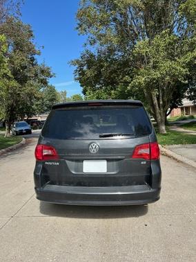 2011 Volkswagen Routan SE