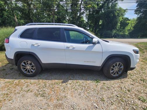 White 2019 Jeep Cherokee Latitude Plus