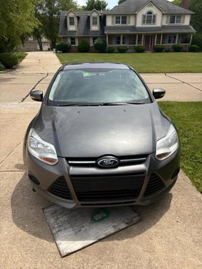 Gray 2013 Ford Focus SE