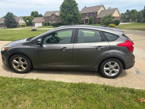 Gray 2013 Ford Focus SE
