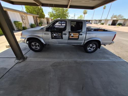 Silver 2000 Nissan Frontier SE Crew Cab