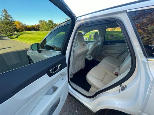 White 2022 Volvo XC60 B5 Momentum
