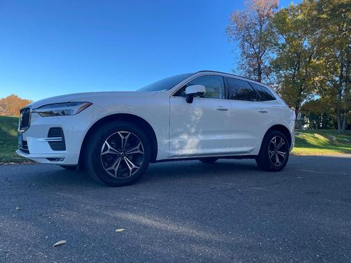 White 2022 Volvo XC60 B5 Momentum