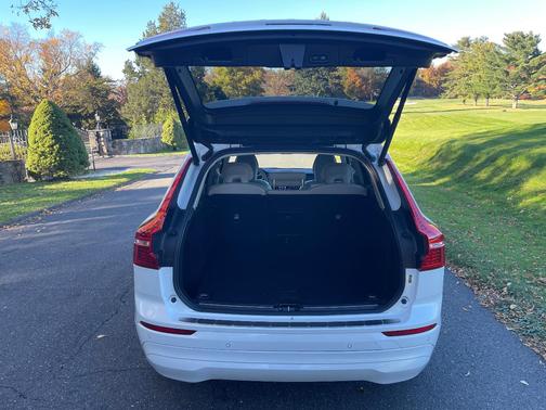 White 2022 Volvo XC60 B5 Momentum