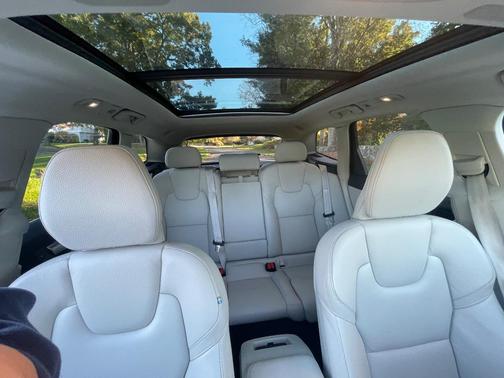 White 2022 Volvo XC60 B5 Momentum