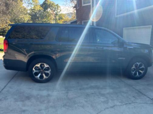 Green 2025 GMC Yukon XL AT4