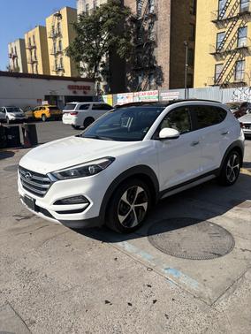 White 2017 Hyundai TUCSON Limited