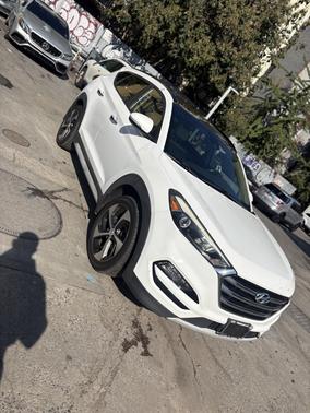 White 2017 Hyundai TUCSON Limited
