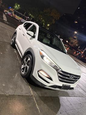 White 2017 Hyundai TUCSON Limited