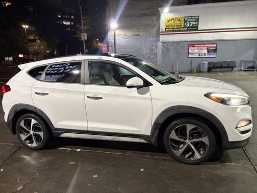 White 2017 Hyundai TUCSON Limited