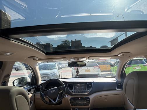 White 2017 Hyundai TUCSON Limited