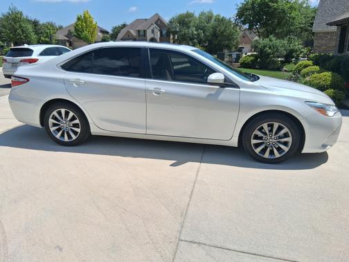 White 2017 Toyota Camry XLE