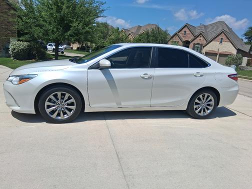 White 2017 Toyota Camry XLE