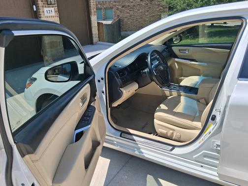 White 2017 Toyota Camry XLE