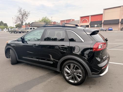 Black 2017 Kia Niro EX