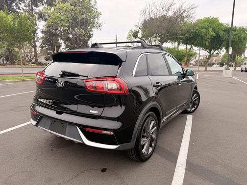 Black 2017 Kia Niro EX