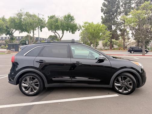 Black 2017 Kia Niro EX