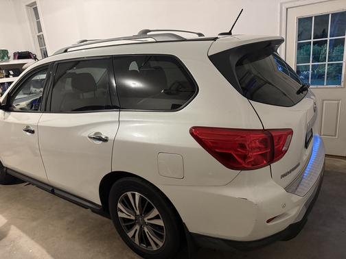 White 2017 Nissan Pathfinder SL