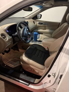 White 2017 Nissan Pathfinder SL