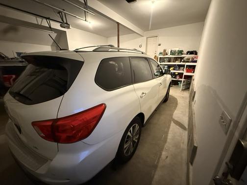 White 2017 Nissan Pathfinder SL