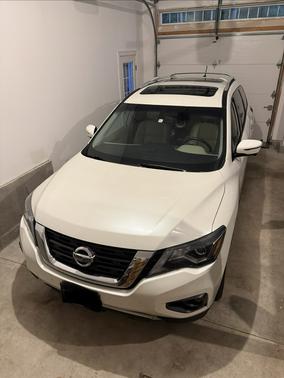 White 2017 Nissan Pathfinder SL