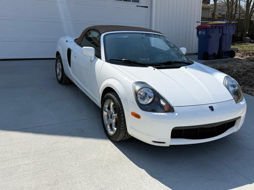 White 2002 Toyota MR2 Spyder