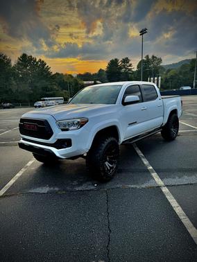 White 2019 Toyota Tacoma SR5