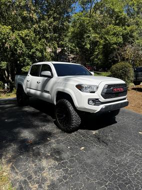 White 2019 Toyota Tacoma SR5