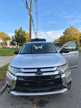 Silver 2016 Mitsubishi Outlander SE