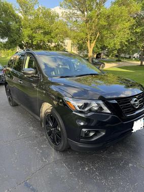 Black 2018 Nissan Pathfinder SL