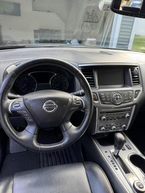 Black 2018 Nissan Pathfinder SL