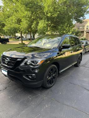 Black 2018 Nissan Pathfinder SL