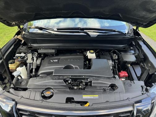 Black 2018 Nissan Pathfinder SL