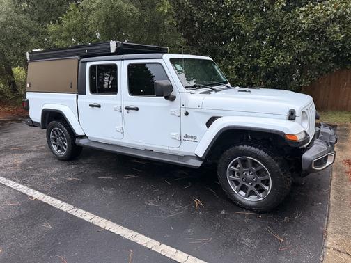 White 2020 Jeep Gladiator Overland