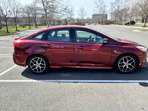 Red 2016 Ford Focus SE