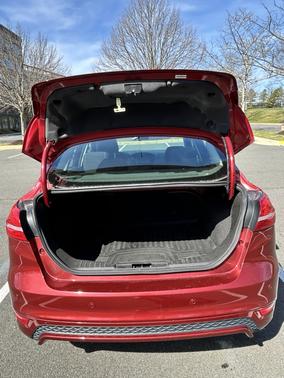 Red 2016 Ford Focus SE