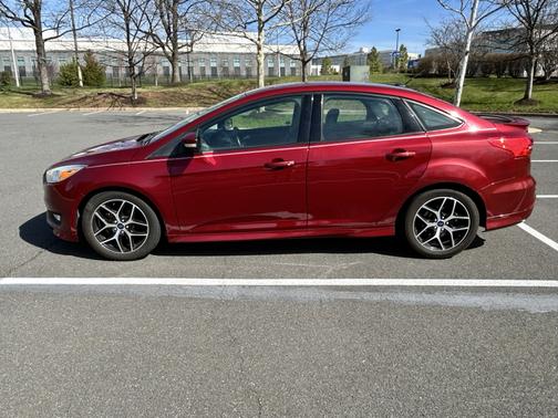 Red 2016 Ford Focus SE