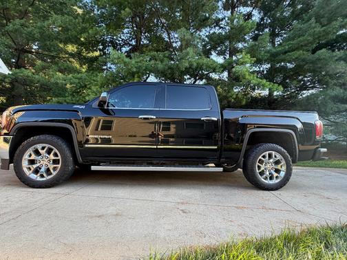 Black 2018 GMC Sierra 1500 SLT