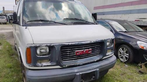 White 2002 GMC Savana 2500 Cargo
