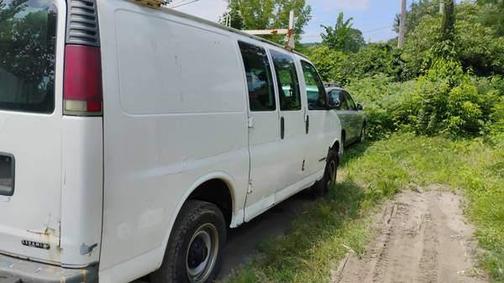White 2002 GMC Savana 2500 Cargo