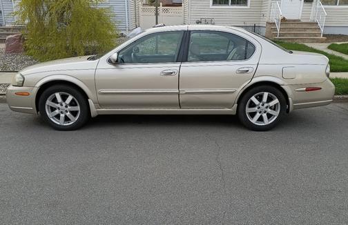 Gold 2002 Nissan Maxima GLE