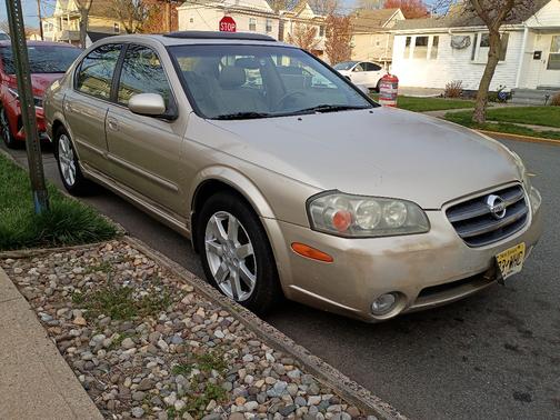 Gold 2002 Nissan Maxima GLE