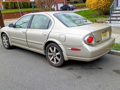 Gold 2002 Nissan Maxima GLE