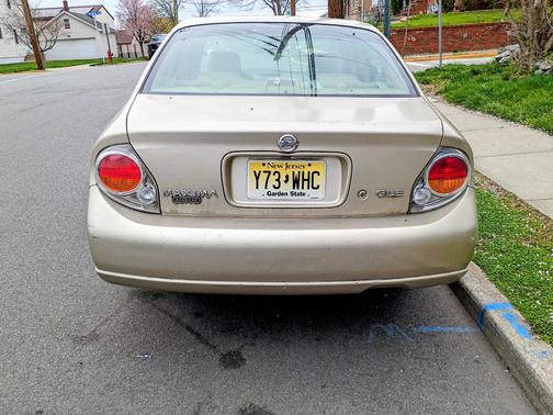 Gold 2002 Nissan Maxima GLE