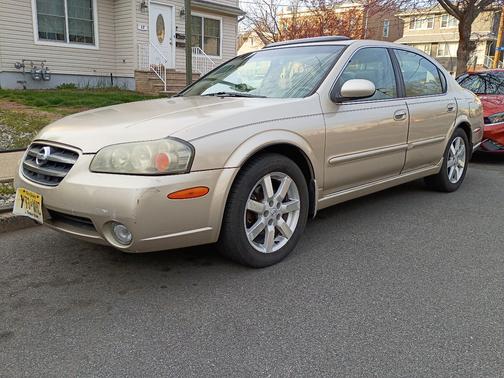 Gold 2002 Nissan Maxima GLE