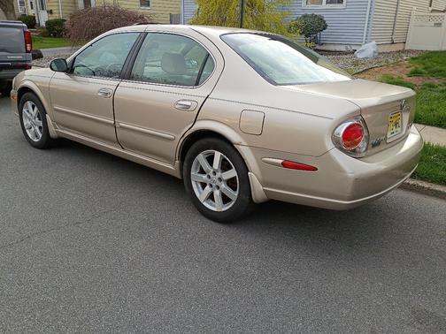 Gold 2002 Nissan Maxima GLE