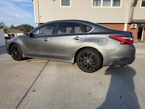 Gray 2017 Nissan Altima 2.5 SV