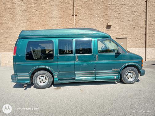 Green 1998 GMC Savana 1500 Base