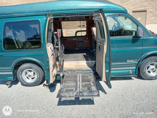 Green 1998 GMC Savana 1500 Base