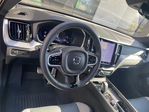 2022 Volvo XC60 B6 R-Design